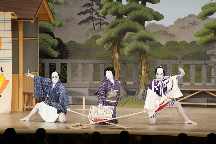 第二部『夏祭浪花鑑』（左より）一寸徳兵衛=市川右團次、お梶=中村児太郎、団七九郎兵衛=市川海老蔵 ／(C)松竹