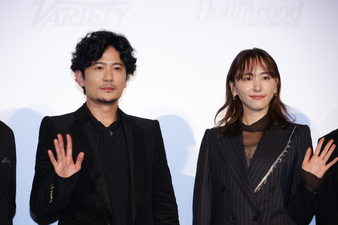 左から、稲垣吾郎、新垣結衣