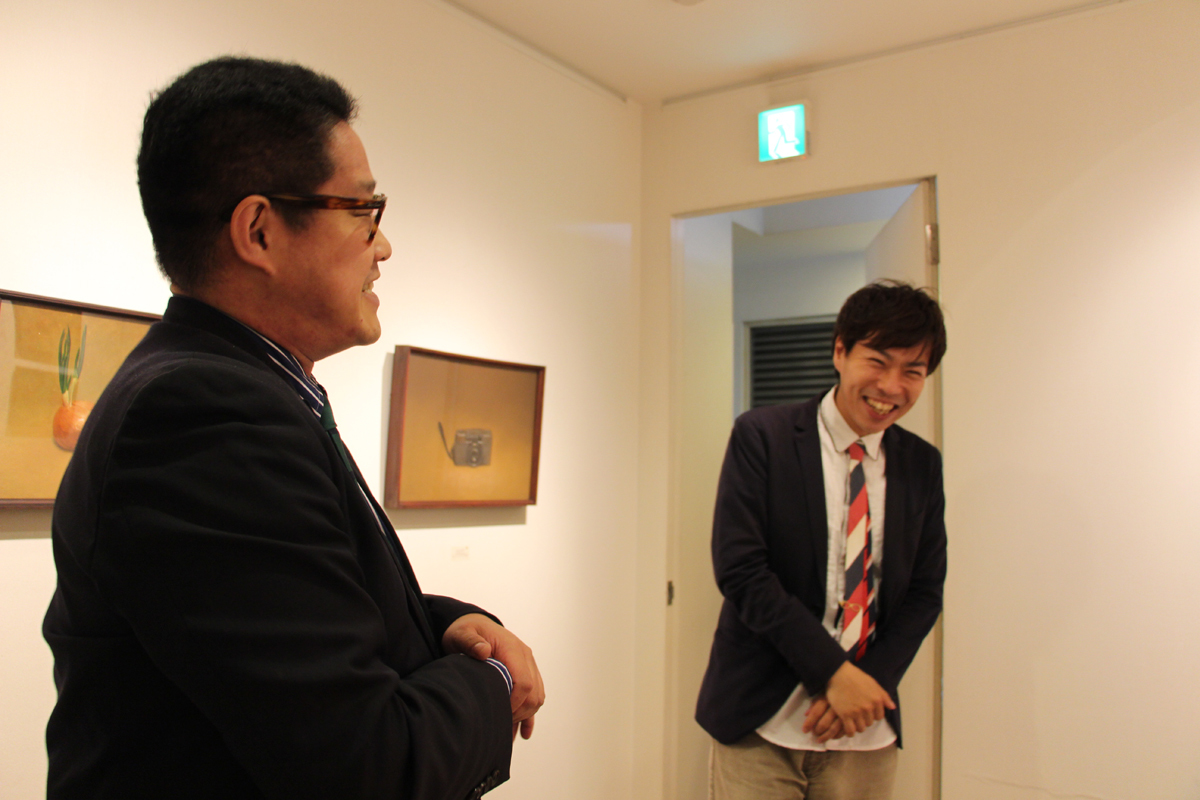 左：山田啓貴　右：とに～氏