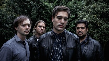 元BUSTEDのCharlie Simpson（Vo/Gt）率いるFIGHTSTAR、10/16リリースのニュー・アルバム『Behind The Devil's Back』より「Overdrive」のMV公開！