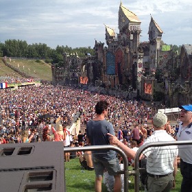 EDMフェス TOMORROWLAND ゴールド キーチェーン tomorrow08-678x452.jpg