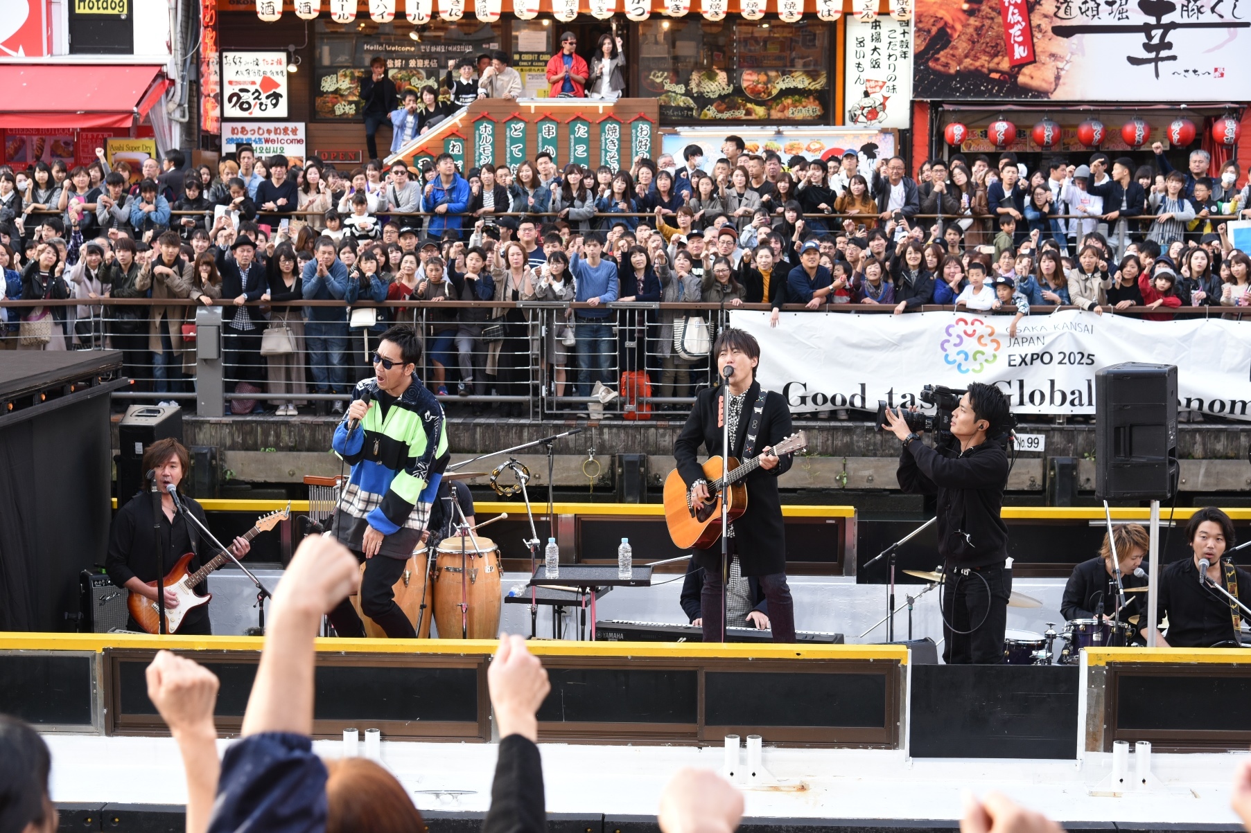 コブクロが大阪・道頓堀で船上ライブを敢行 5,000人が『ベストヒット