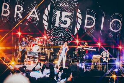 BRADIO、日比谷野音で15周年ライブ盛大に開催「マツケンサンバⅡ」ならぬ「BRADIOサンバ」も披露