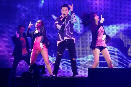 V.I（from BIGBANG）、自身初のソロジャパンツアーが幕張メッセにて開幕　2時間全27曲のステージで3万人を魅了