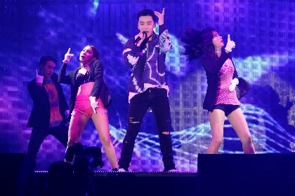 V.I（from BIGBANG）、自身初のソロジャパンツアーが幕張メッセにて開幕　2時間全27曲のステージで3万人を魅了