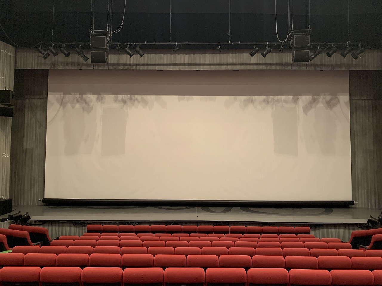 12月11日に行われた、坊っちゃん劇場での8K上映時のスクリーン見え方（客席中央より撮影）