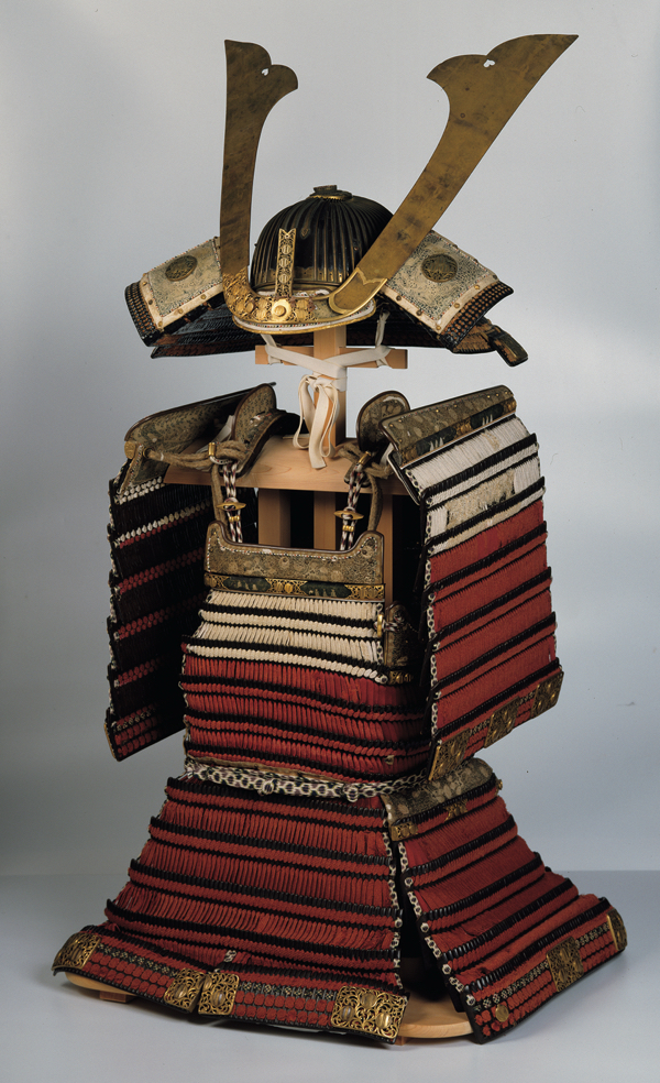 重要文化財　赤糸威肩白鎧　室町時代・15世紀　前期展示　島根・出雲大社蔵