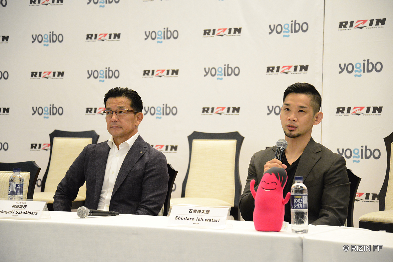 引退を発表する榊原信行CEO（右）と石渡伸太郎（左）