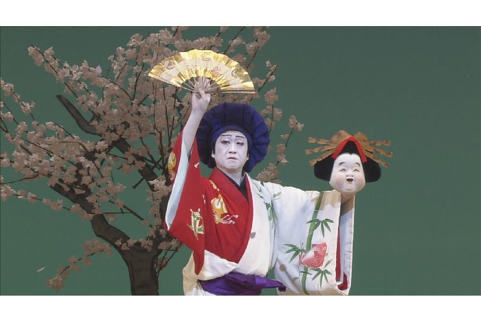 『三ツ面椀久』三種の面や扇を手に踊る山村友五郎。これは傾城の面。