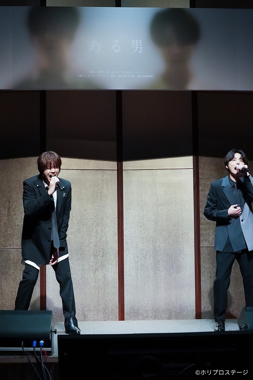 劇中曲「暗闇の中へ」披露 　　　　　　　　　撮影：田中亜紀