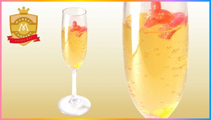 みんなで「Cheers！」シャンパン風ドリンク／650円　(Ｃ)Liber Entertainment Inc. All Rights Reserved. (Ｃ)MANKAI STAGE『A3!』製作委員会2021 (Ｃ)Liber Entertainment Inc. All Rights Reserved. (Ｃ)MANKAI STAGE『A3!』製作委員会2022