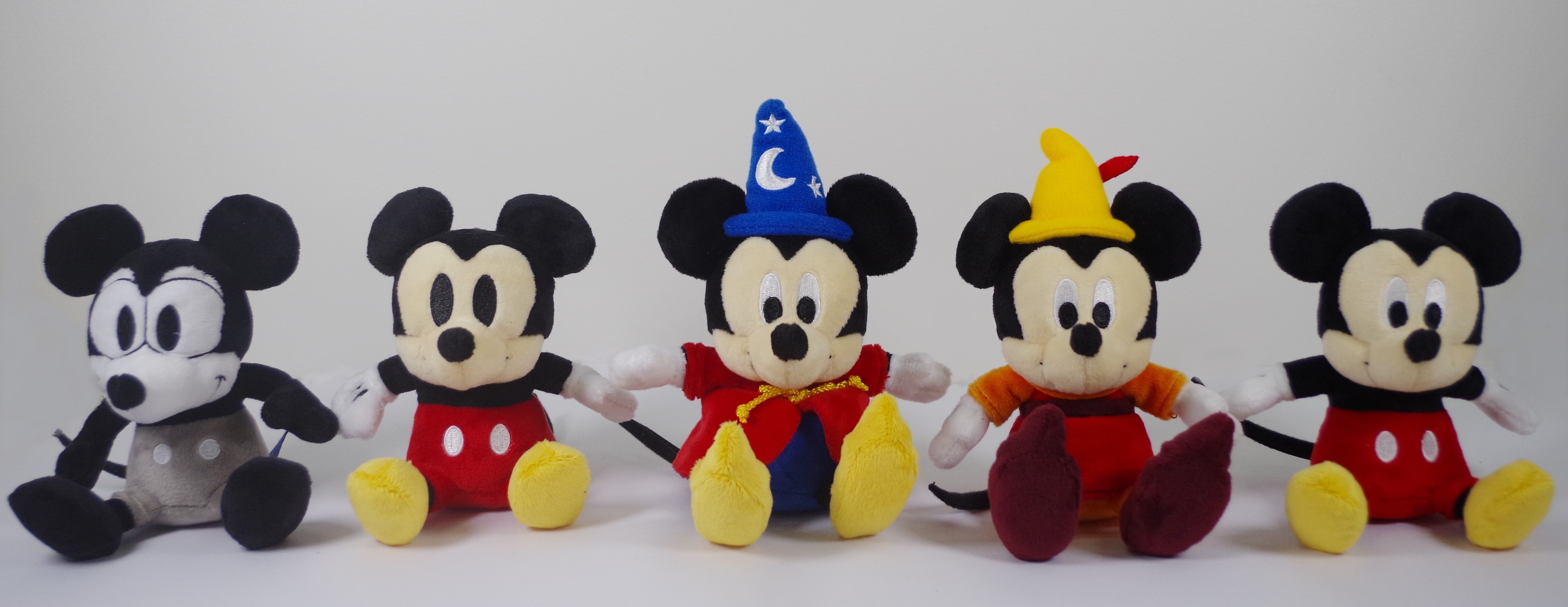 ぬいぐるみ（左から、Plane Crazy／Vintage Style／Fantasia／Fun and Fancy Free／Modern Style） 各 1,620円（税込み） （C）Disney