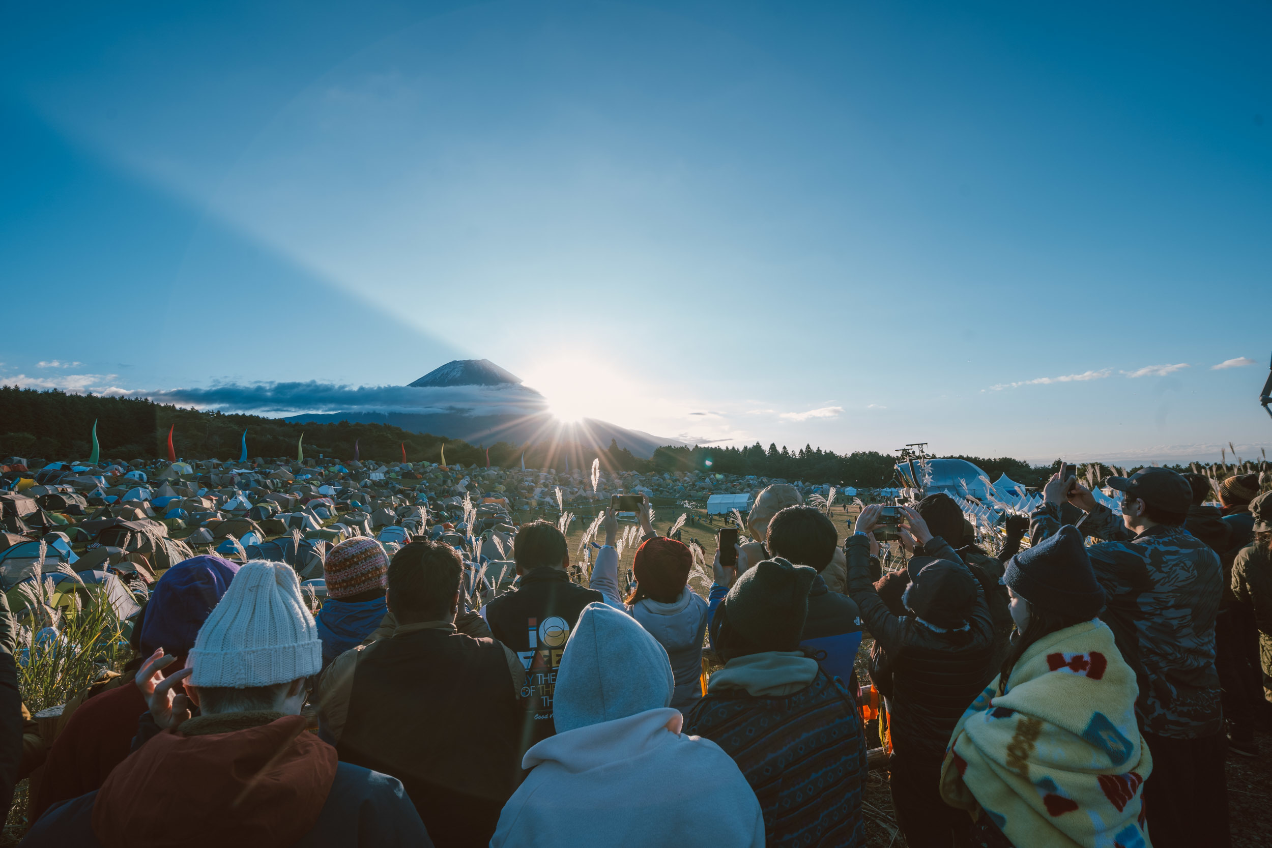 富士山に昇る日の出　撮影=Taio Konishi