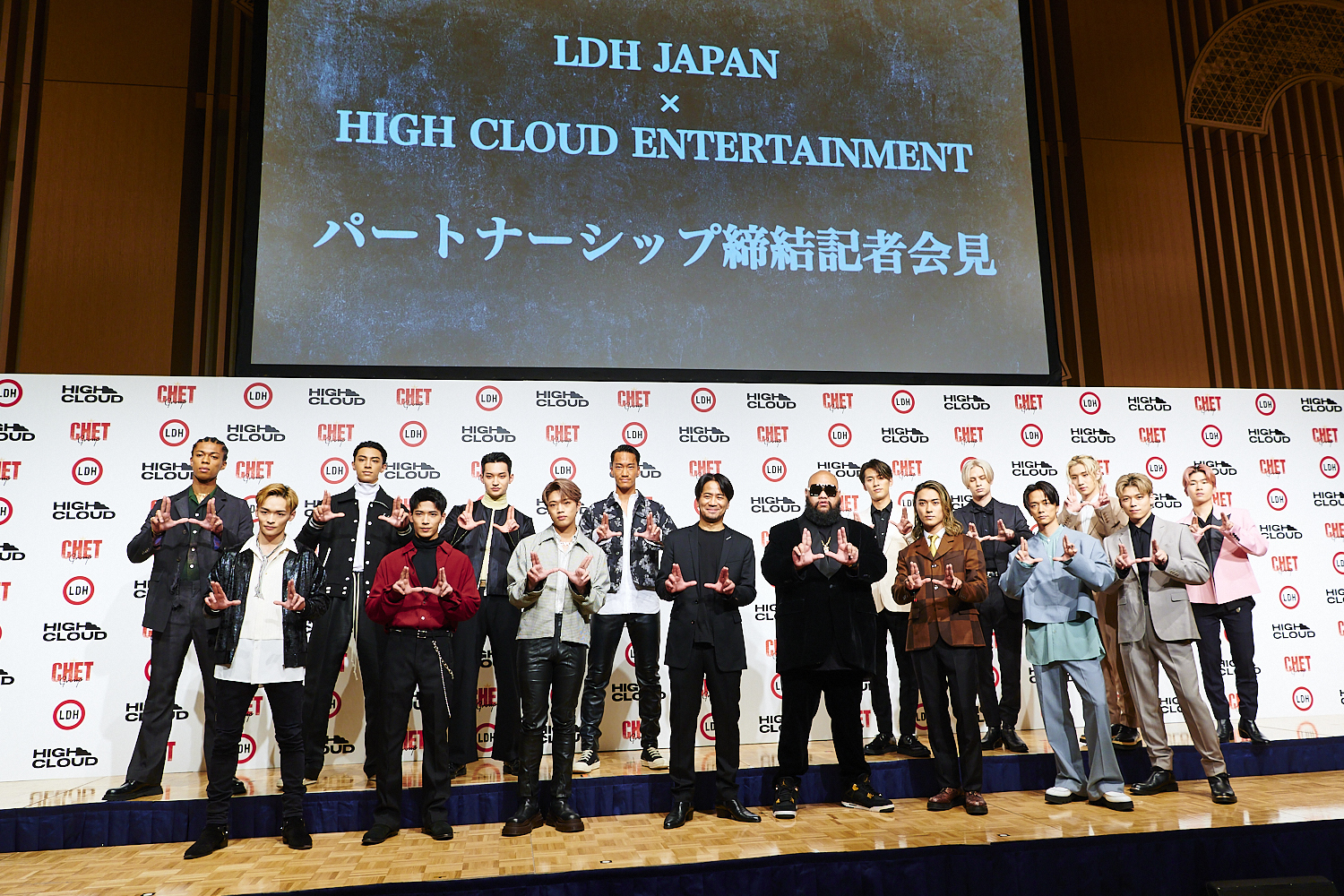 HIGH CLOUD ENTERTAINMENTサインをしながら集合写真を撮影