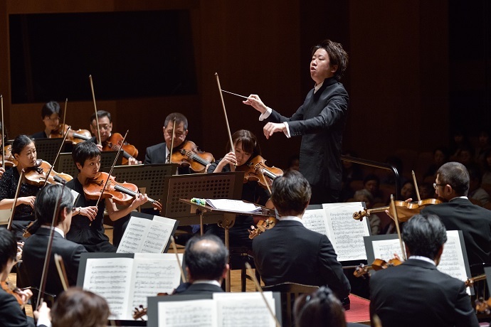 八面六臂の大活躍をみせる若きマエストロ　川瀬賢太郎 (C)青柳聡　写真提供：神奈川フィルハーモニー管弦楽団