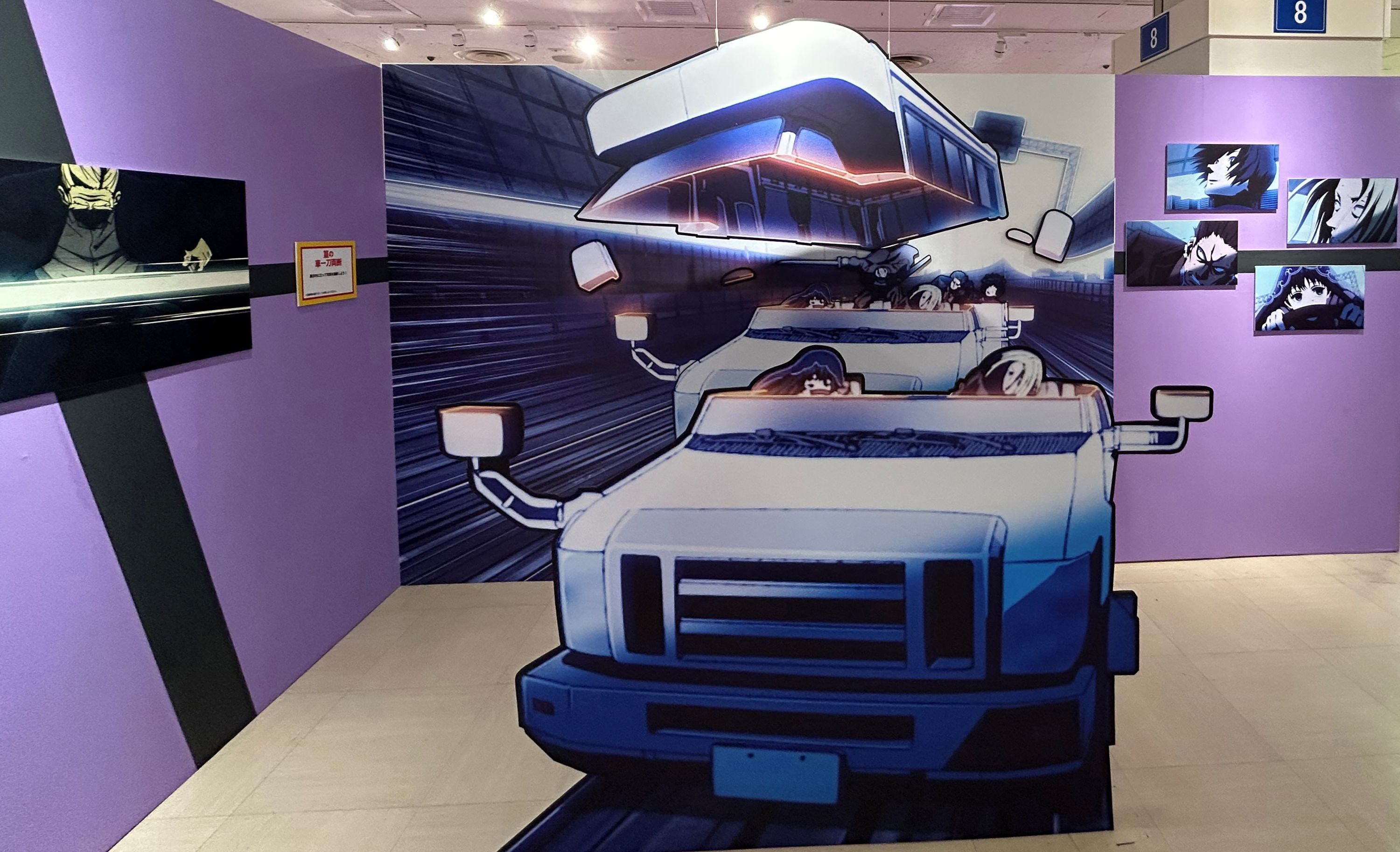 展示風景※展示画像は一例です。 (c)鈴木祐斗／集英社・SAKAMOTO DAYS製作委員会