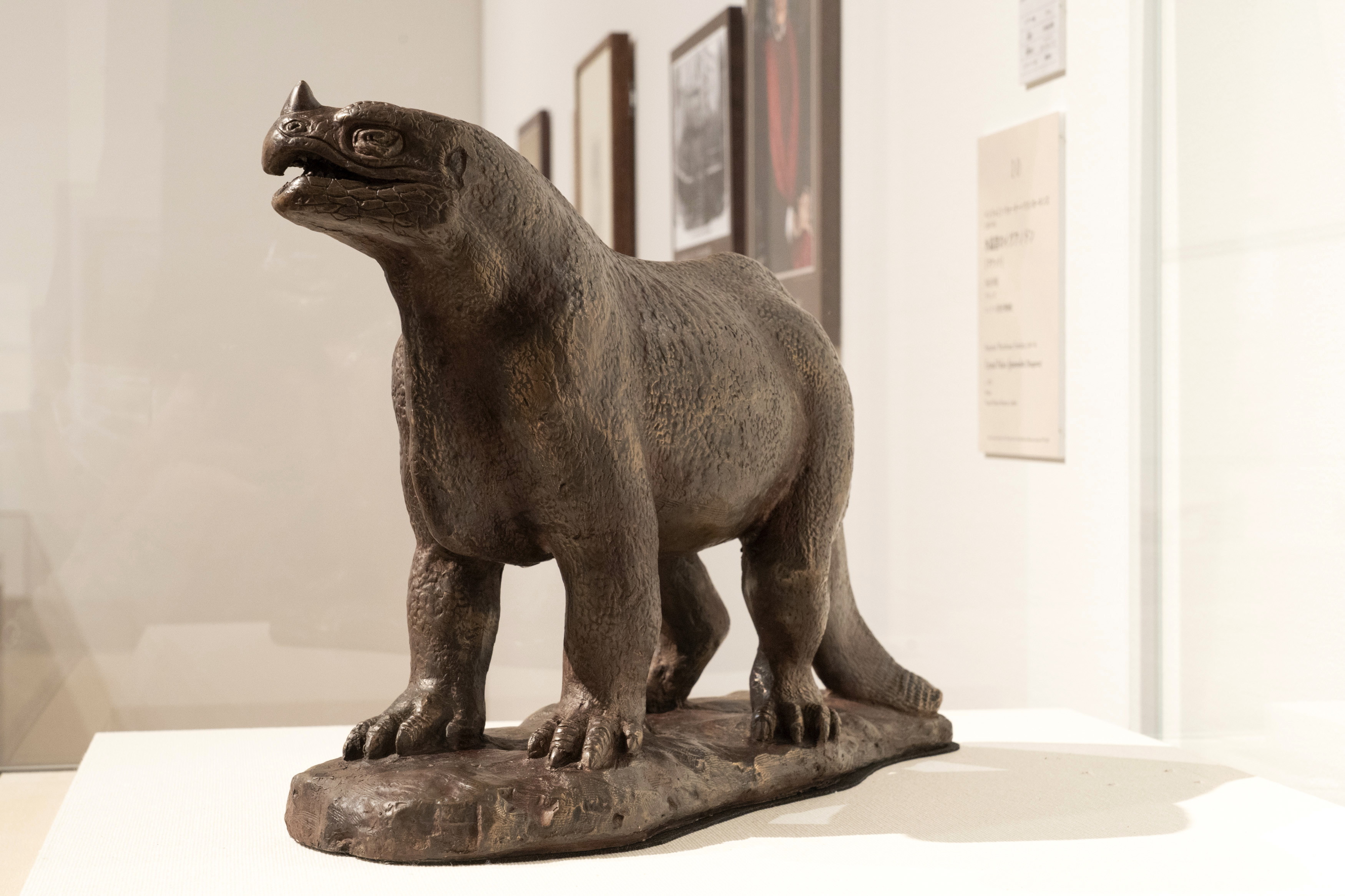 ベンジャミン・ウォーターハウス・ホーキンズ「水晶宮のイグアノドン」1853年頃　ロンドン自然史博物館 (c) The Trustees of the Natural History Museum, London