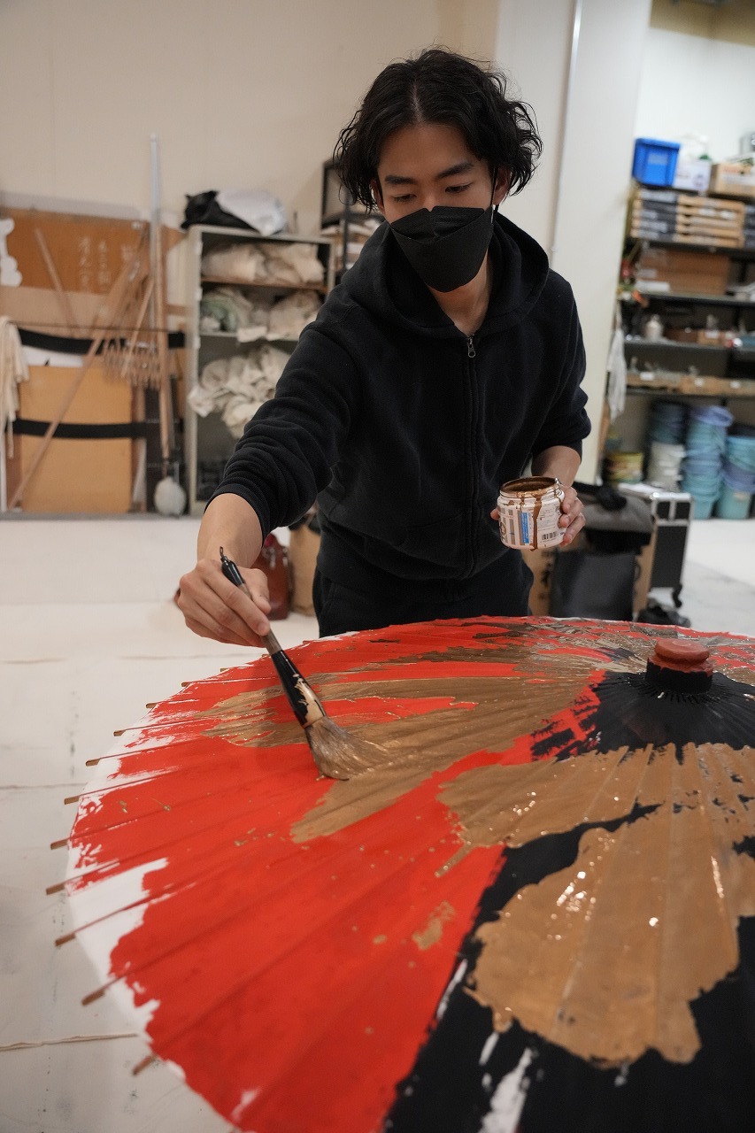 尾上右近が描く番傘