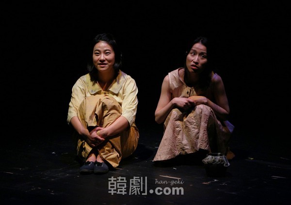 慰安婦となった少女時代のコップニ（幼いハンブニ　パク・スジン　写真右）と妹グマ（ミン・ギョンウン　写真左）