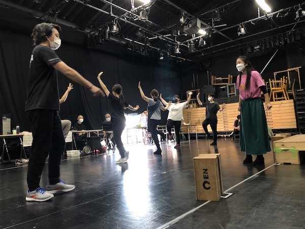 演劇集団円公演『夏の夜の夢』の稽古場風景。 写真／演劇集団円