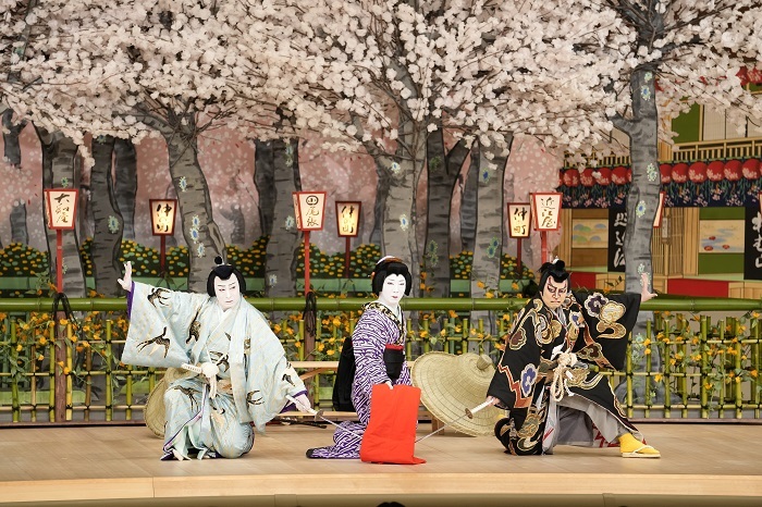 昼の部『鞘當』奇数日（左より）名古屋山三=松本幸四郎、留女=市川猿之助、不破伴左衛門=尾上松緑 ／(C)松竹