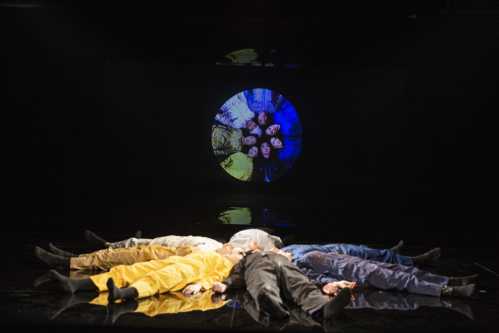 「おーい でてこーい」 　（Photo by Nah Seung-yeol, provided by National Theater Company of Korea.）