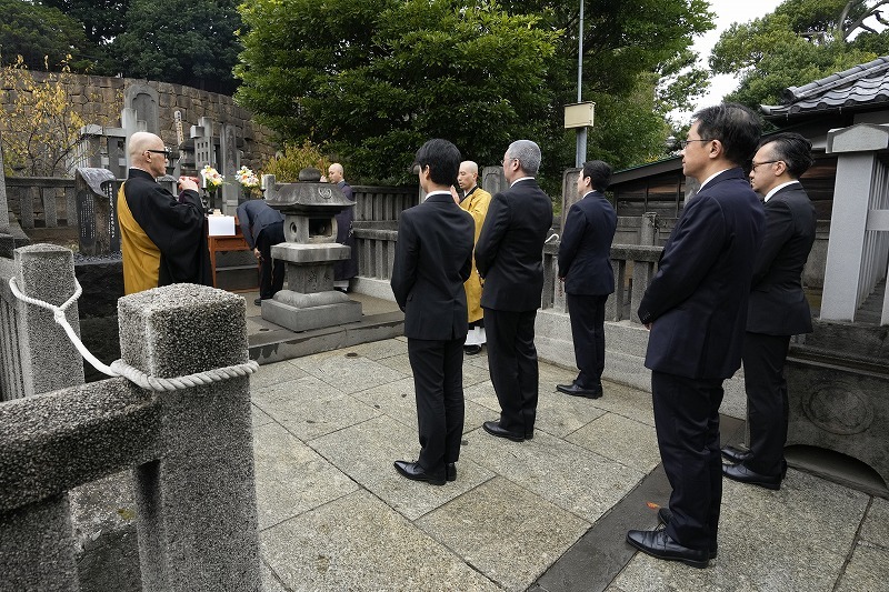 （前方）左より、尾上左近、尾上松緑、坂東亀蔵、（後方）竹柴潤一、西森英行