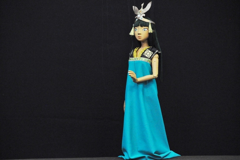 『高丘親王航海記』パタリヤ・パタタ姫の人形。ちなみにこの王冠の素材の大半が、100円ショップで購入したものだそう。