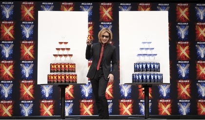 YOSHIKI、『リアルゴールド X／Y』合計出荷本数が2,600万本を突破　誕生日にアレンジドリンクで乾杯