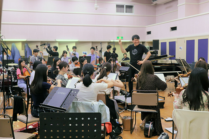 岩村力の指揮で演奏するSTAND UP! ORCHESTRA