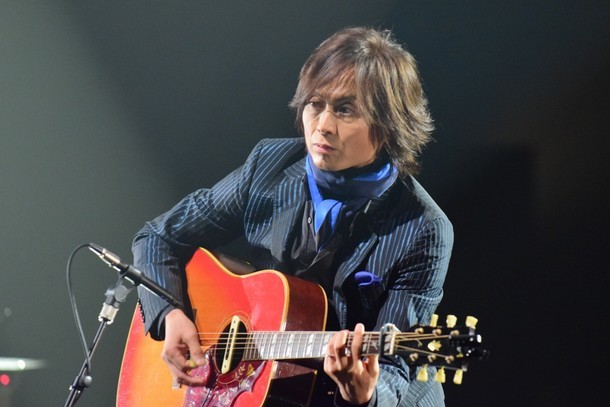 長瀬智也が歌う「ひとりぼっちのハブラシ」に、ギターで参加するつんく♂。（写真提供：NHK）
