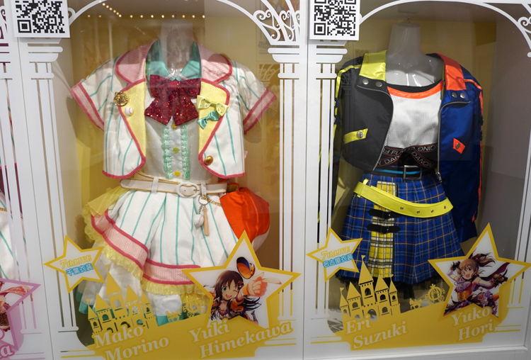 左：姫川友紀（キャスト：杜野まこ）の衣装。野球ボールのボタンなどがキュート。