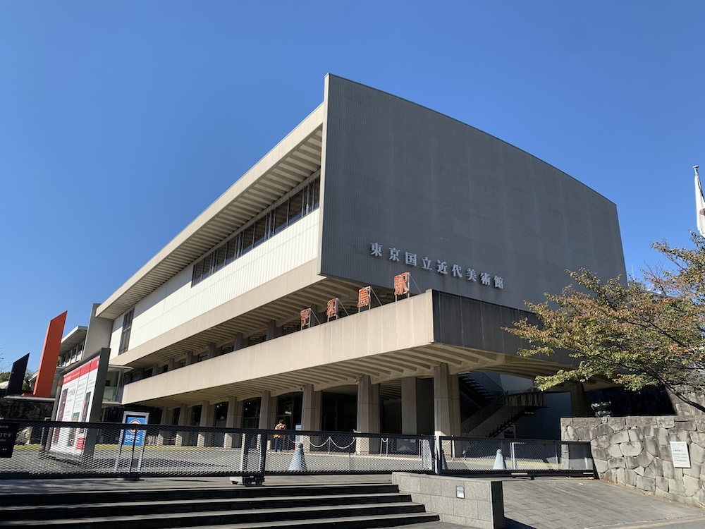 東京国立近代美術館のテラスに設置された《宇和島駅》（1997年）