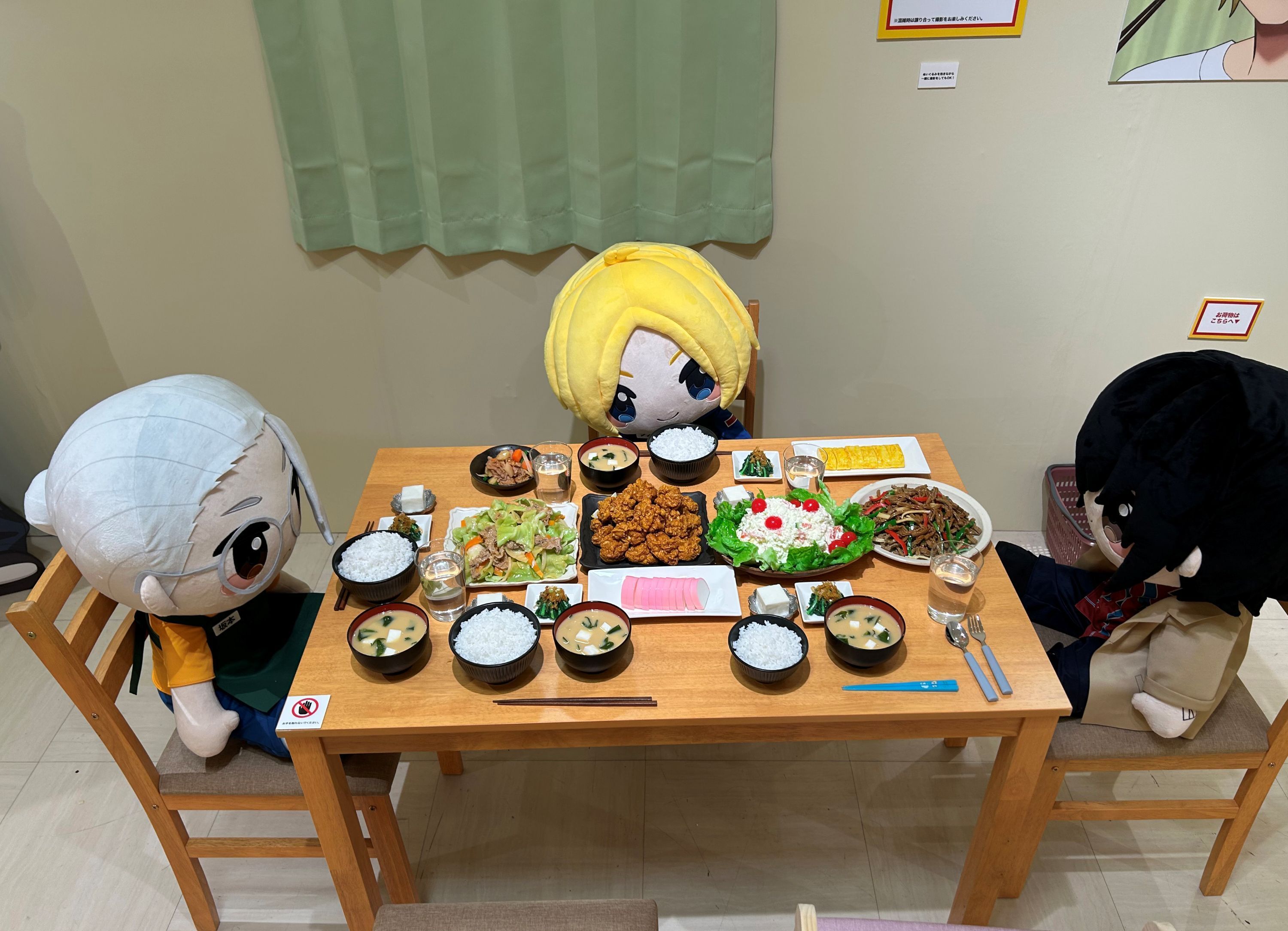 展示風景※展示画像は一例です。 (c)鈴木祐斗／集英社・SAKAMOTO DAYS製作委員会