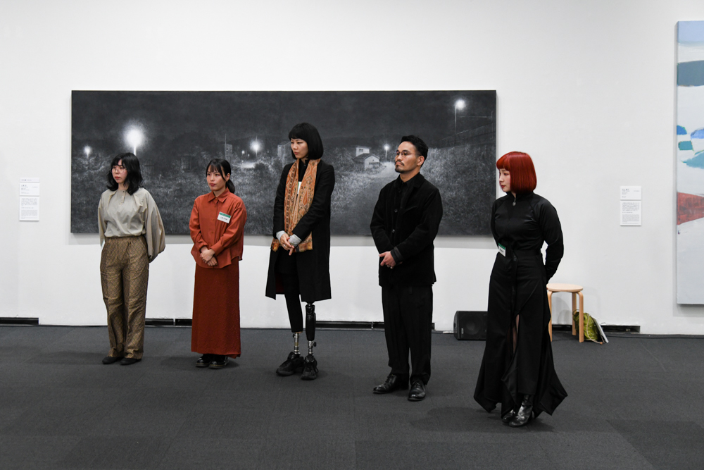 開会式に出席した5名の受賞者。左から大東忍、上原沙也加、片山真理、佐々瞬、笹岡由梨子