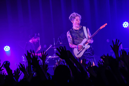 MIYAVI、ソロデビュー20周年記念ライブで示した未来ーージャパンツアー大阪公演で「やっぱり日本はアツい！」と歓喜