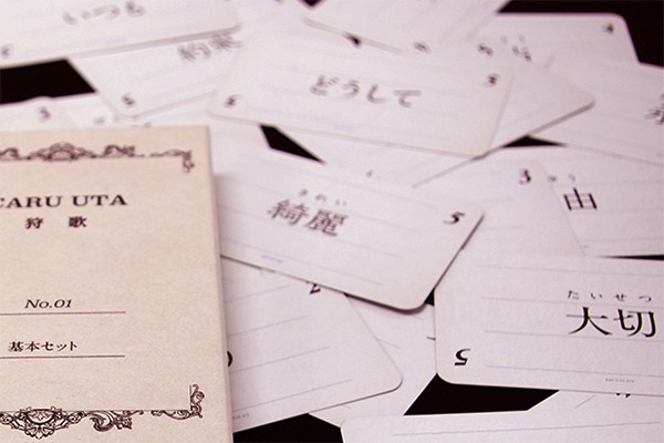 楽曲のフレーズがそのままカルタに！ (c)DEAR SPIELE