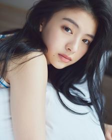 20歳の女優・出口夏希がベットの上でアンニュイな表情、陽ざしの下でのはつらつとした姿も 初写真集先行カットを一挙公開（写真6点）