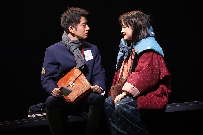 ミュージカル『この世界の片隅に』舞台写真　　（左から）村井良大、大原櫻子