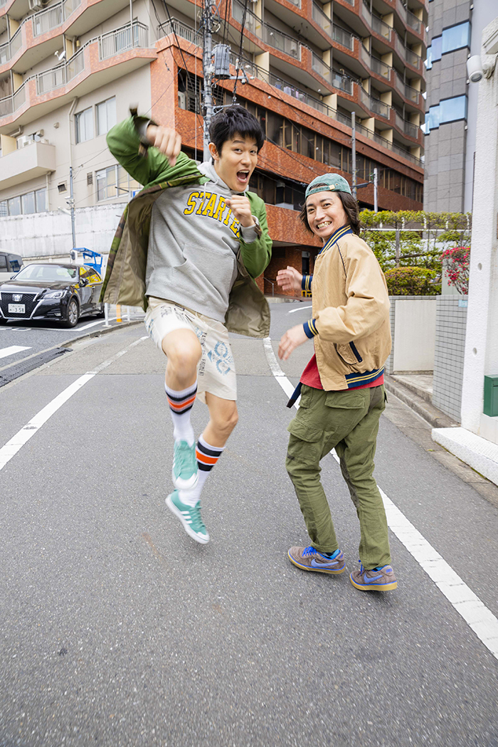 小学生の役柄っぽく？ はしゃぐ二人