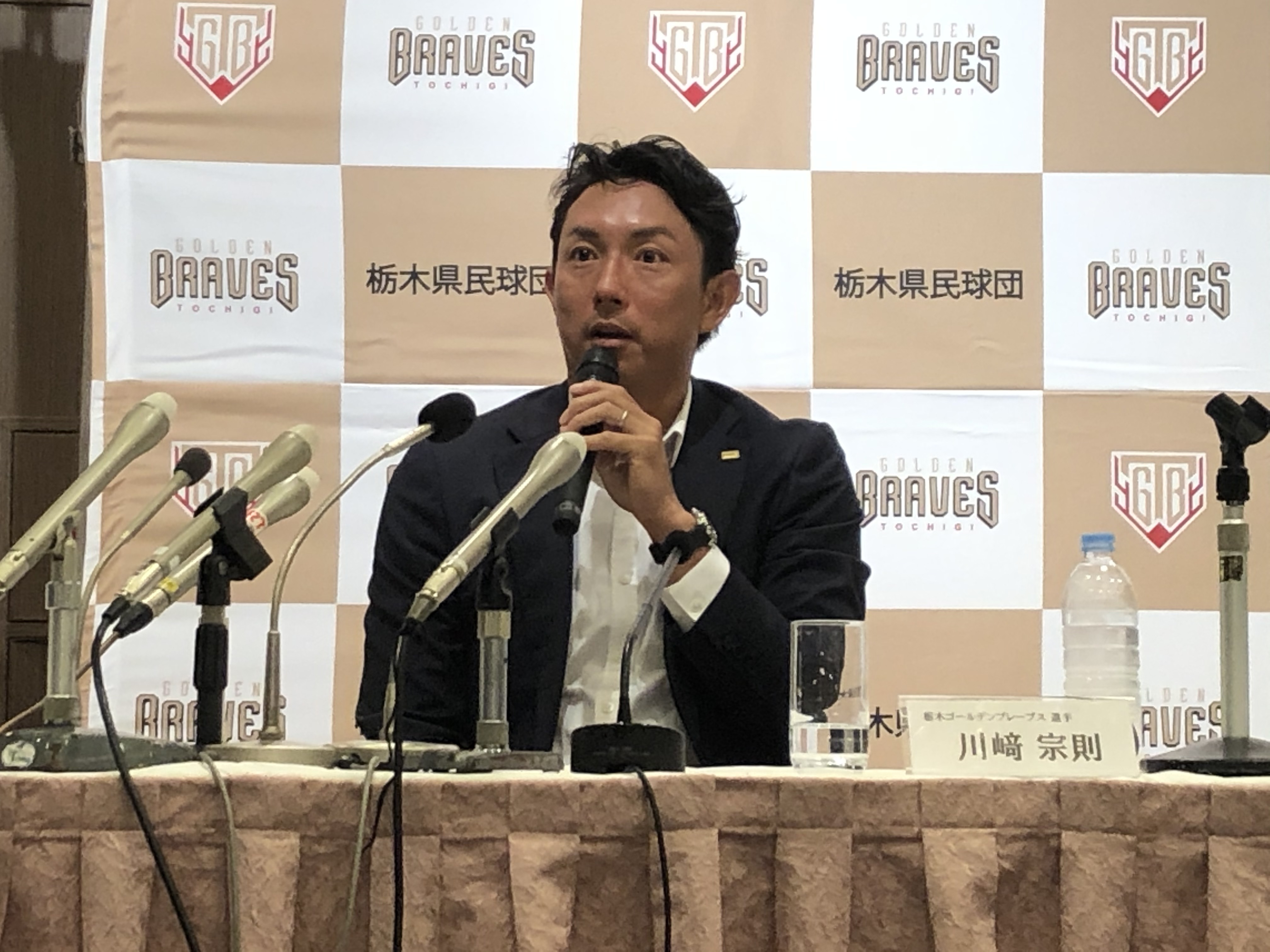 栃木ゴールデンブレーブスに入団の決まった川﨑宗則選手が会見。「餃子が決め手」とムネリン節がさく裂した