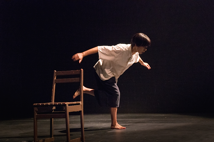 『尿意』2016年9月「七ツ寺共同スタジオ」初演より。 撮影：羽鳥直志