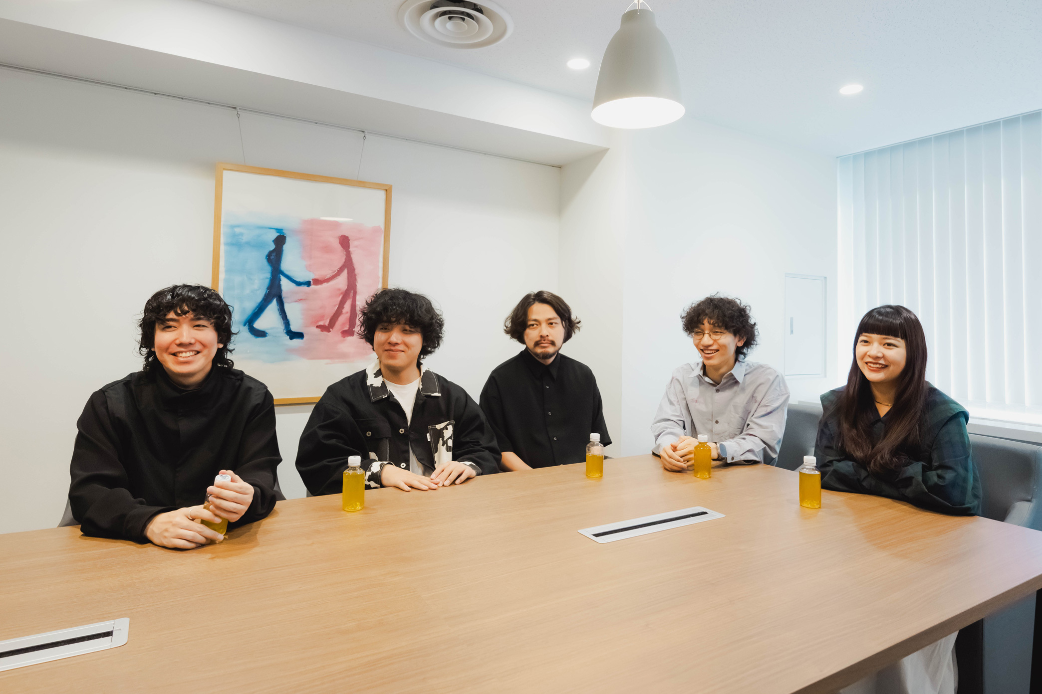 写真左から梶祥太郎（Ba）、いしはまゆう（Gt.Vo）、深谷雄一（Dr）、小田智之（Key.Vo）、Hina（Vo）