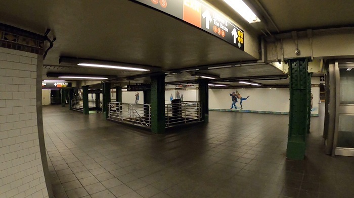 地下鉄の駅にもほとんど人がいない様子がわかる（3月撮影：小野功司）