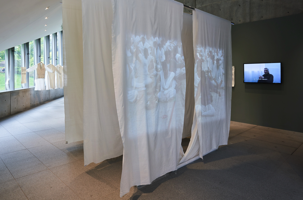 「Khadi インドの明日をつむぐ - Homage to Martand Singh -」展会場風景 (Photo: Masaya Yoshimura)