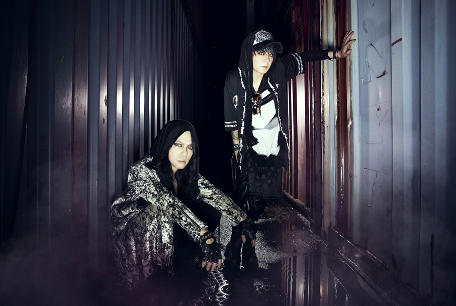 VAMPS 新アーティスト写真を公開 『VAMPS LIVE 2016 BEAST PARTY』特別