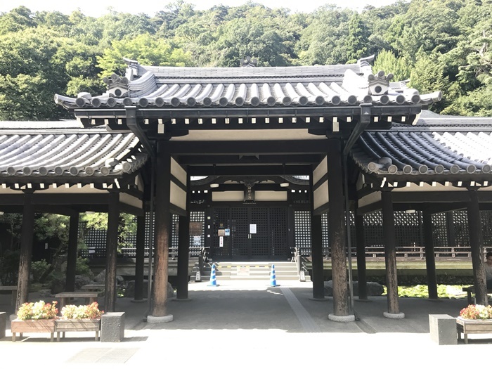 堂々たる外観も魅力の、城崎温泉7つの外湯の一つ［御所の湯］。 ［撮影］吉永美和子