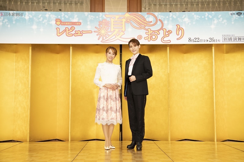 OSK日本歌劇団『レビュー夏のおどり』取材会より　（右から）翼和希、千咲えみ