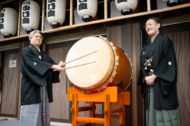 一番太鼓を終えた、田中傳左衛門と中村勘九郎（左から）