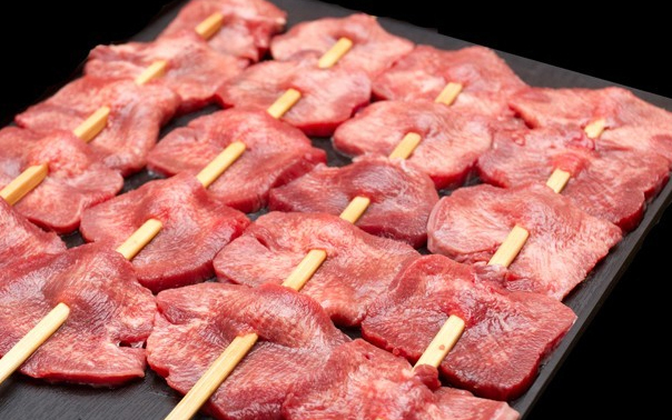 熟成牛タン串 1,000円（FMS Foods)）熟成牛タン串…45日間にわたり低温熟成させて作り上げた絶品熟成肉